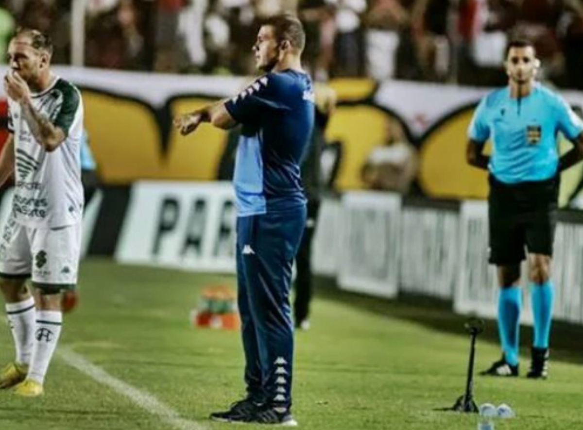 imagem da materia: Umberto Louzer critica arbitragem de Vitória e Guarani