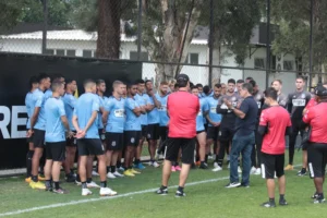 Marco em reunião com elenco da Ponte