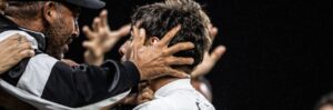 Corinthians vence Athletico-PR com "frango" de goleiro adversário e respira no Brasileirão