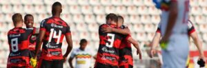 Jogadores do Ituano se cumprimentam após vitória sobre Sampaio Corrêa