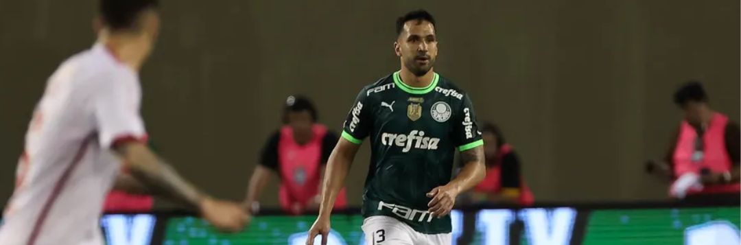 Luan, zagueiro do Palmeiras, durante a partida contra o Internacional