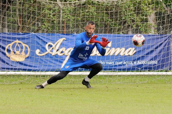 imagem da materia: Portuguesa afasta goleiro que comemorou título do Fluminense