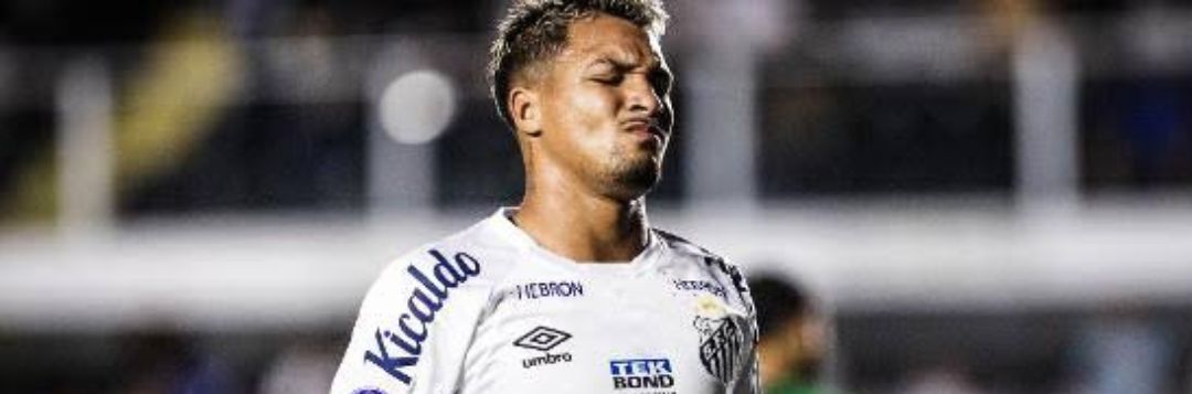 imagem da materia: Marcos Leonardo na reserva contra o Athletico-PR