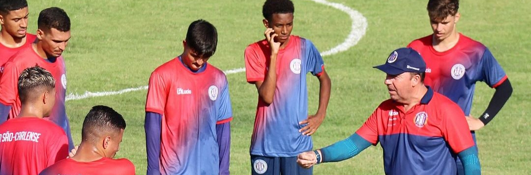 imagem da materia: Técnico Leandro Mehlich destaca as características do Grêmio São Carlense antes da estreia na A4