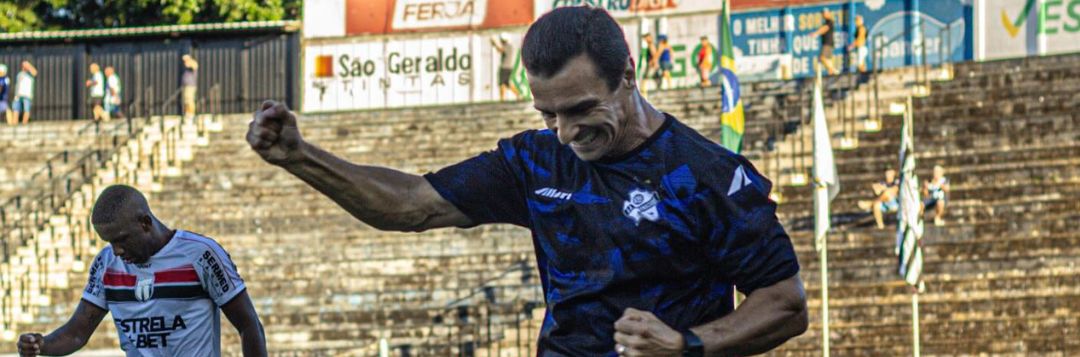 imagem da materia: Júnior Rocha pode igualar desempenho de Thiago Carpini