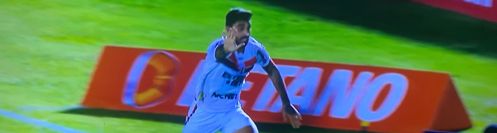 imagem da materia: Botafogo vence a Portuguesa e praticamente se garante na elite