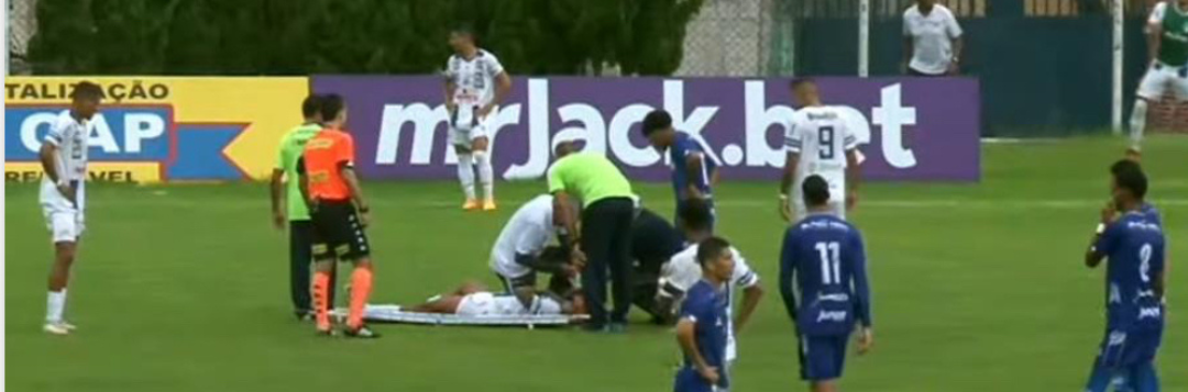 imagem da materia: Após levar cotovelada na cabeça do seu colega, Wallace foi parar na UPA