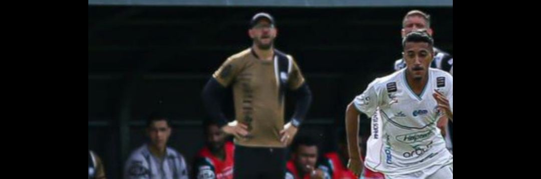 imagem da materia: Rogério Correa esbraveja após pênalti marcado pelo quarto árbitro.