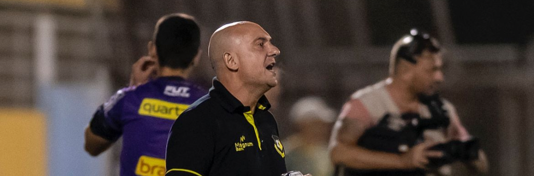 imagem da materia: Márcio Zanardi está a uma partida de se tornar o treinador com mais jogos pelo São Bernardo