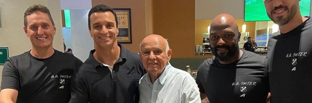imagem da materia: Em Santos, elenco da Inter recebeu visita de Pepe, campeão de 86