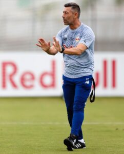 Elenco profissional realizou primeiro treino no novo CT