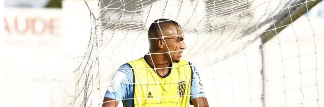 imagem da materia: Venícius fala “uma honra vestir essa camisa” ao ser apresentado pela Ponte Preta