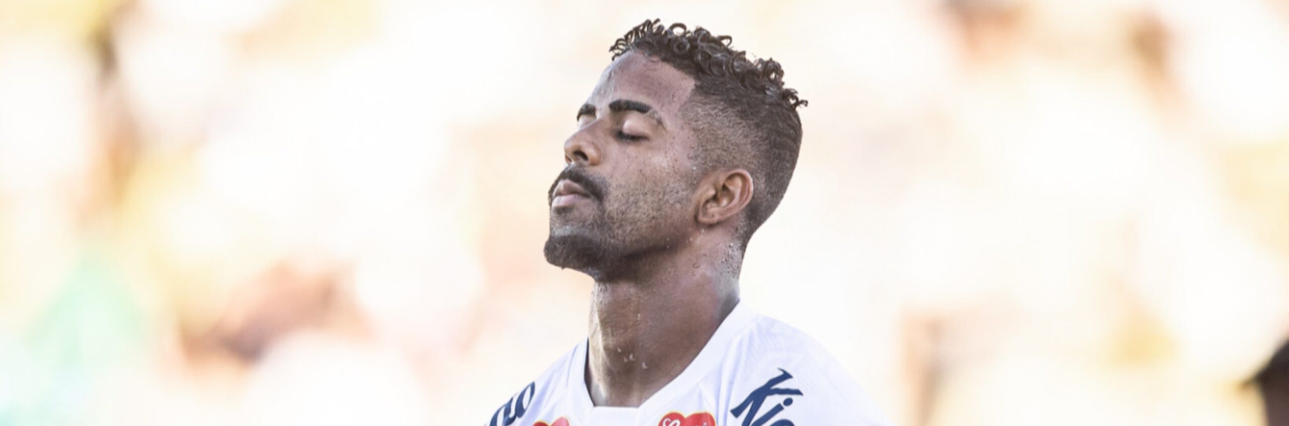 imagem da materia: Santos encaminha compra do lateral Hayner ao Azuriz