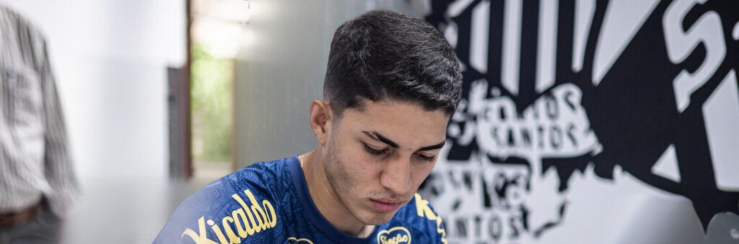 imagem da materia: Santos oficializa renovação de contrato com Jair