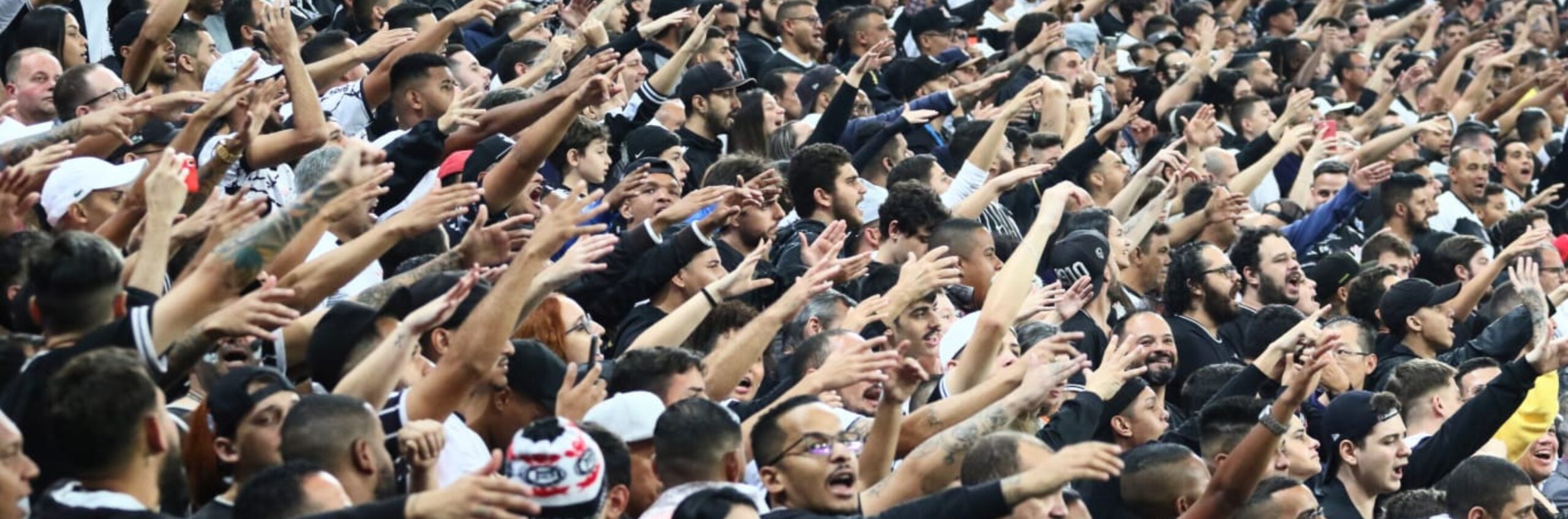 imagem da materia: Organizadas do Corinthians aparecem em treino do clube