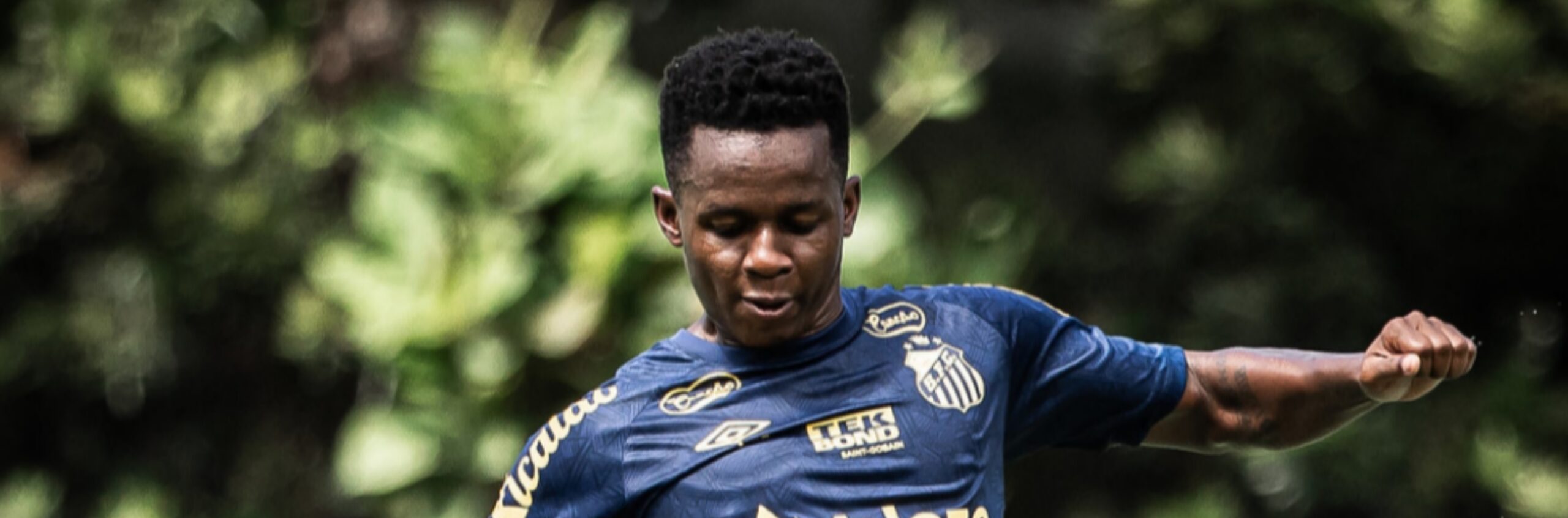 imagem da materia: Sem espaço no Santos, Cazares não entra em campo há três jogos