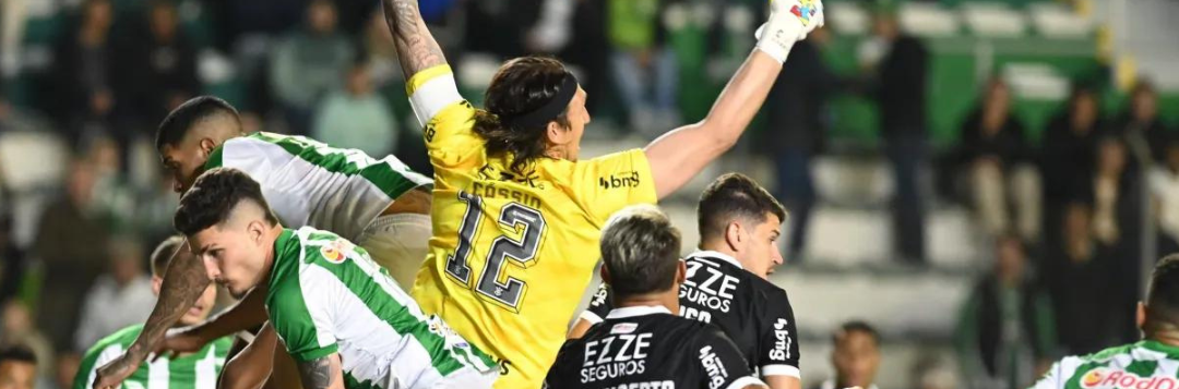 imagem da materia: Com falha de Cássio, Corinthians sofre primeira derrota no Brasileirão