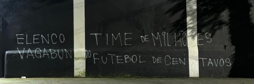 imagem da materia: Após derrota, torcedores do Corinthians picham sede do clube