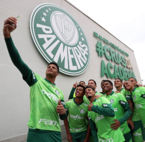 Crias do Verdão visitam as instalações