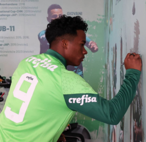 Endrick autografa foto na parede