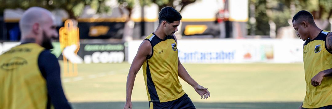 imagem da materia: Enzo Rocha comemora estreia entre os profissionais