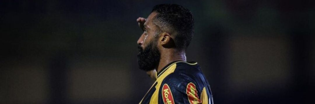 imagem da materia: César Martins se machuca, faz gol e sai de campo em seguida