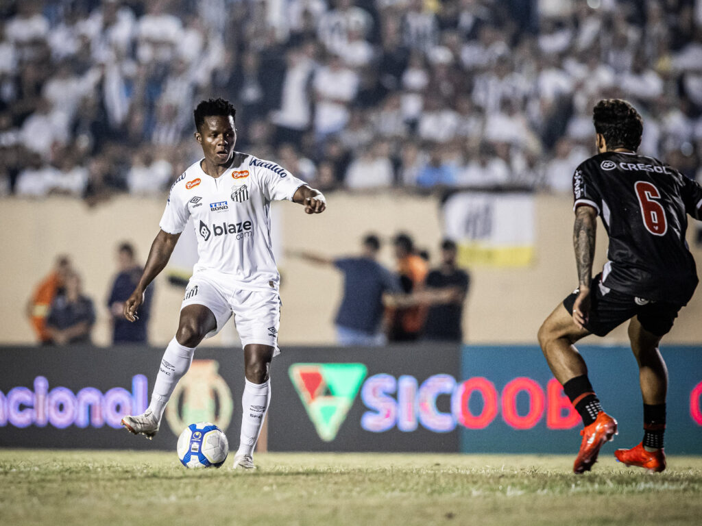 Cazares em seu último jogo pelo Santos, contra o Botafogo-SP.
