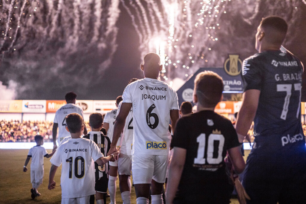 Gil, Joaquim e Brazão entrando em campo para um jogo do Santos.