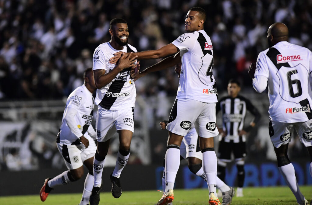 Castro comemorando gol da Ponte Preta na Série B.