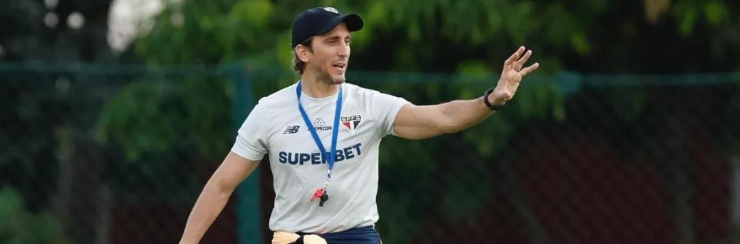 imagem da materia: Zubeldia lamenta gol anulado de Calleri e comenta empate