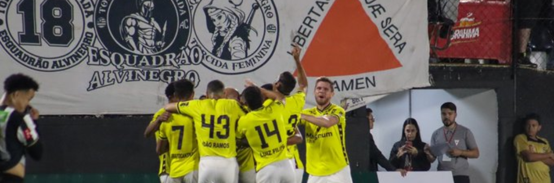 imagem da materia: São Bernardo atropela Athletic e embola tabela da Série C