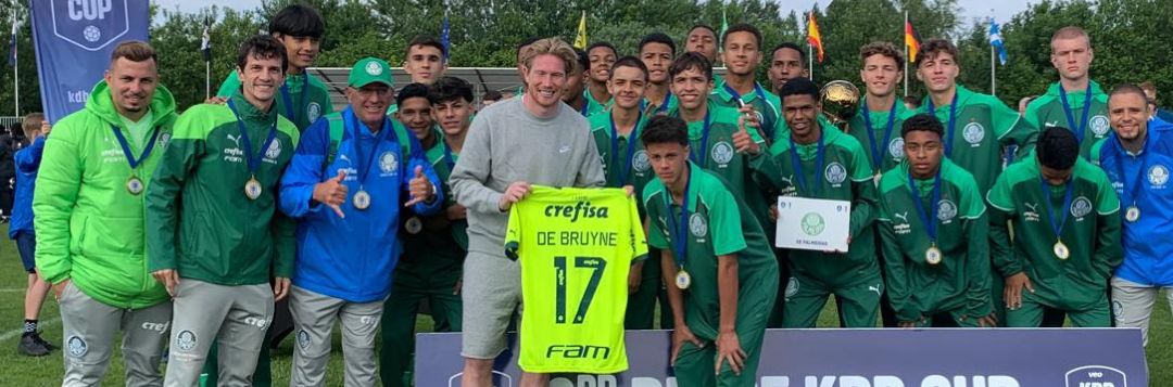 imagem da materia: Palmeiras presenteia De Bruyne com camisa personalizada