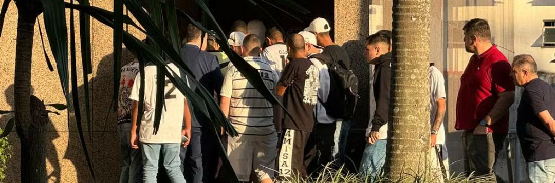 imagem da materia: Torcedores do Corinthians invadem sede do clube