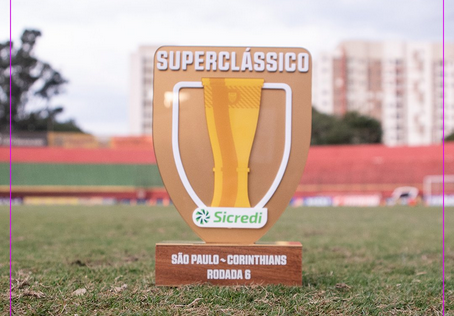 O vencedor de São Paulo e Corinthians leva um troféu escrito "Superclássico"