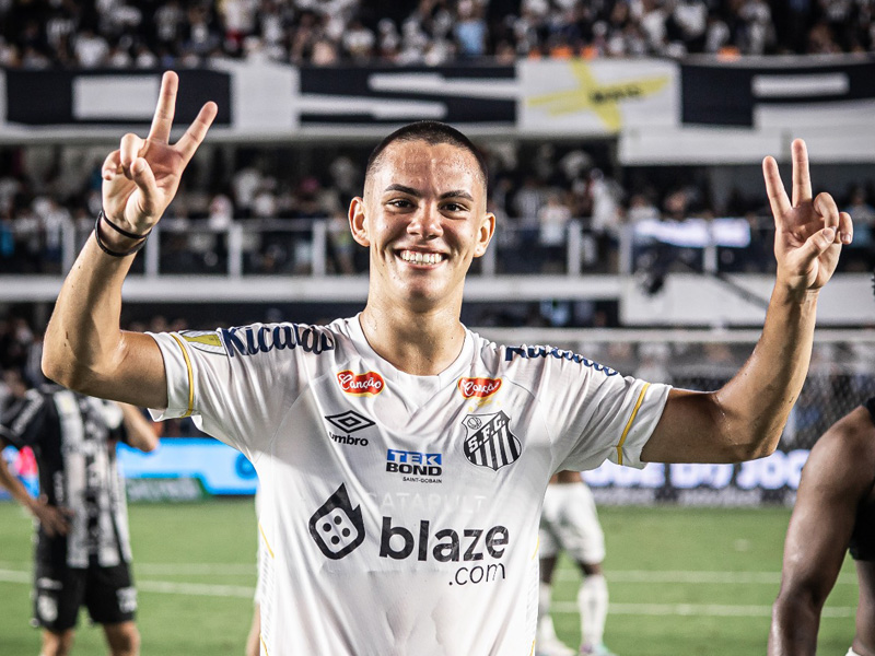 O jovem JP Chermont é titular do Santos.