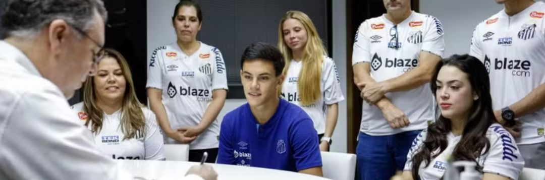 imagem da materia: JP Chermont comemora renovação com o Santos