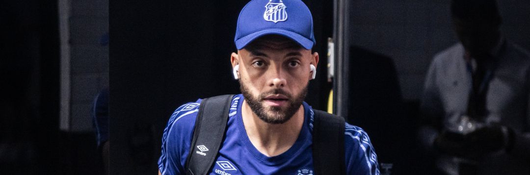 imagem da materia: Santos desembarca com titulares para enfrentar o Mirassol