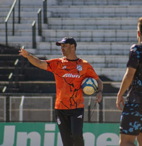 Felipe Conceição terá que corrigir os erros da equipe
