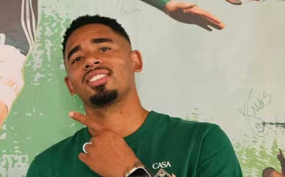 imagem da materia: Gabriel Jesus visita a nova estrutura da base do Palmeiras
