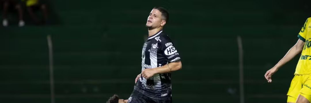 imagem da materia: Com golaço, CAV vence fora e segue 100%