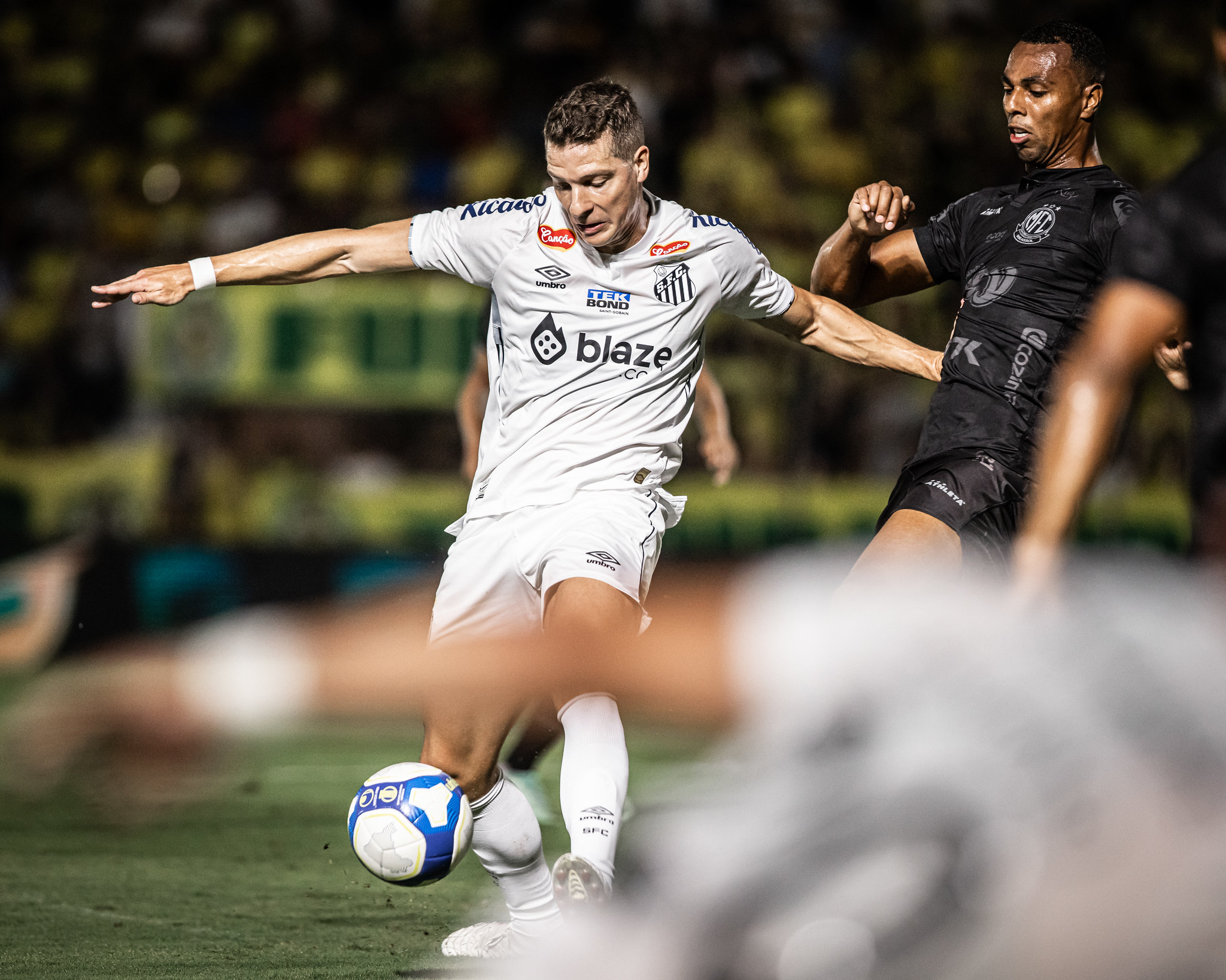 Furch, do Santos, com a bola dominada.