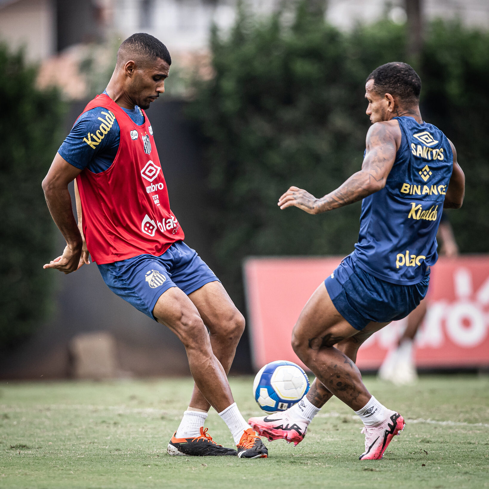 Joaquim disputando a bola em um treino do Santos.