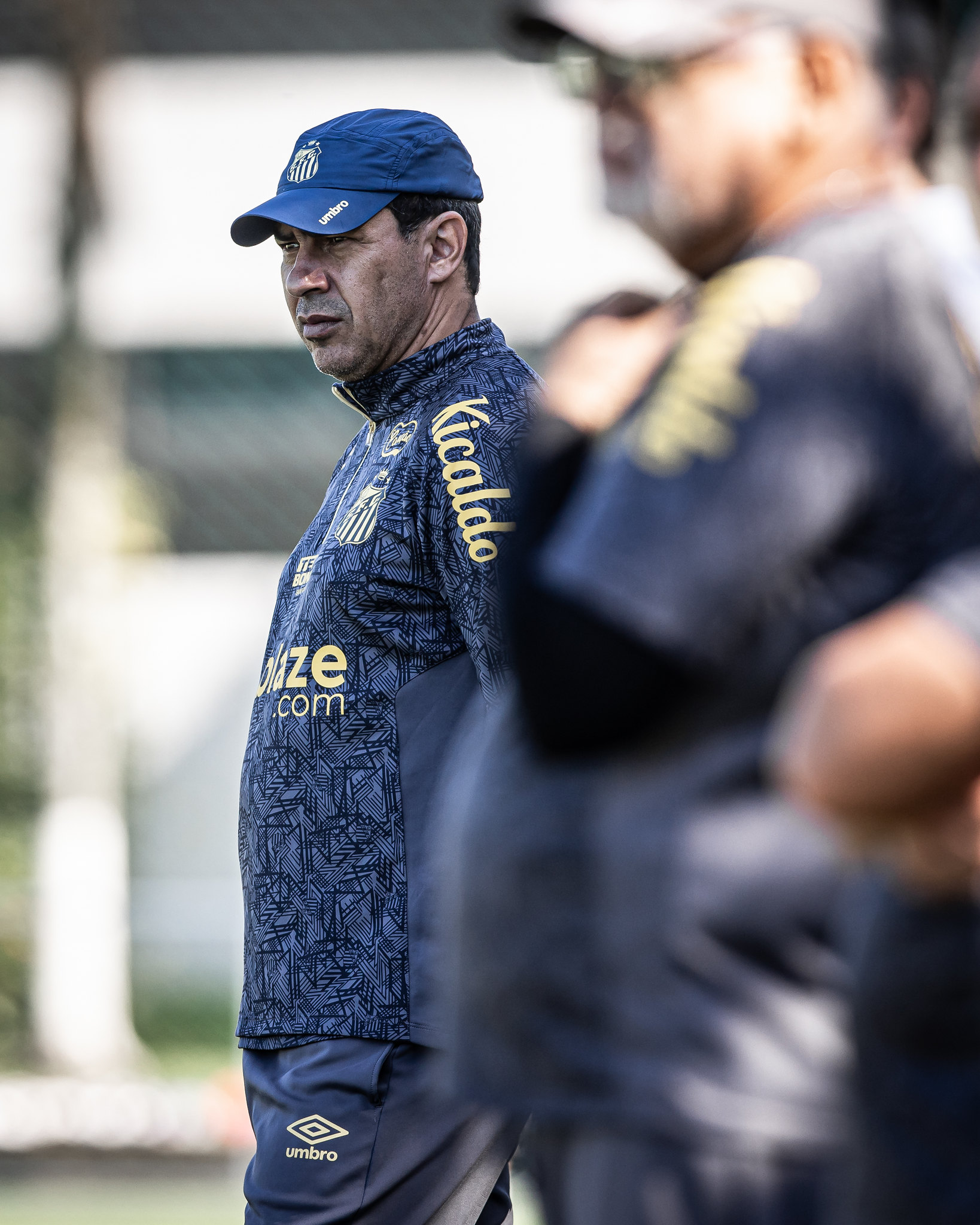 Fábio Carille permanece como treinador do Santos.