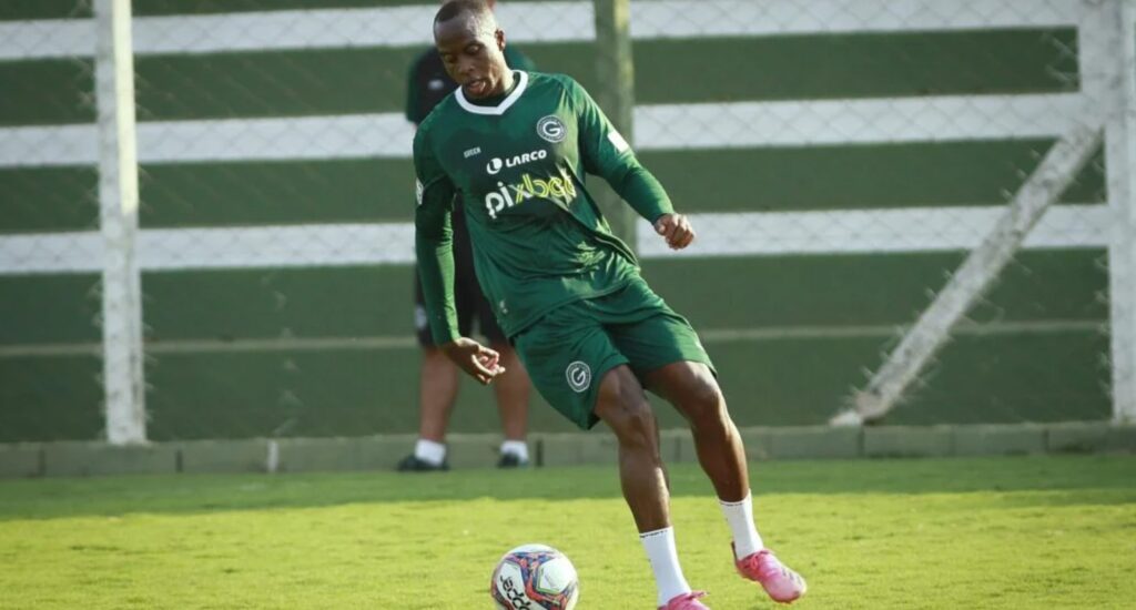 Matheus Salustiano, reforço do Guarani, com a camisa do Goiás.