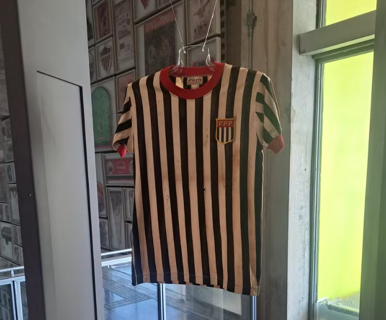 Camisa do Pelé que será exposta no Museu do Futebol.