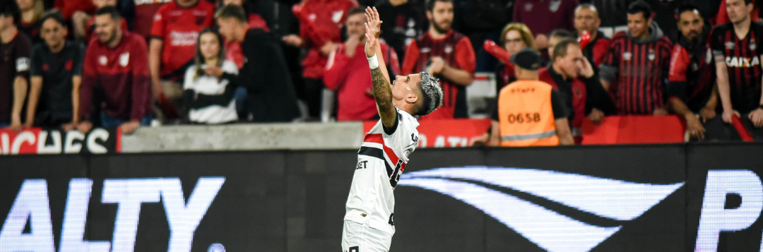 imagem da materia: São Paulo vence Athletico-PR e entra no G4 do Brasileirão
