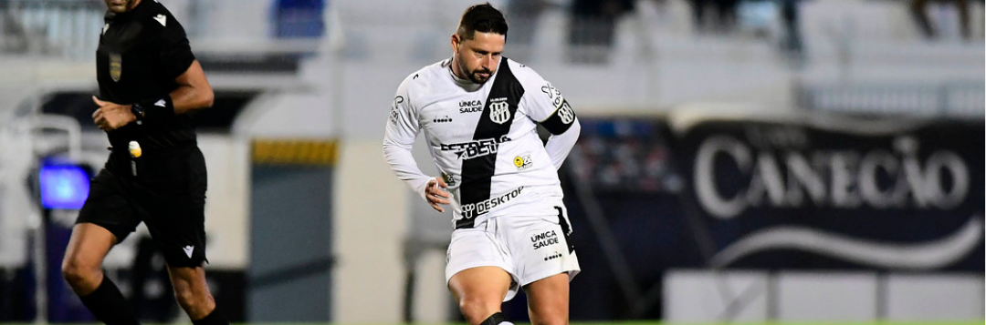 imagem da materia: Élvis brilha e volta a marcar pela Ponte Preta