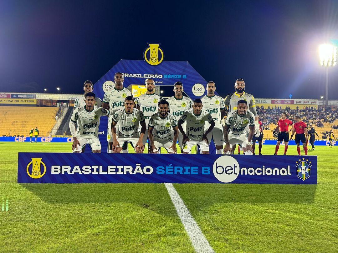 Elenco do Mirassol posando para foto antes de enfrentar o Novorizontino.