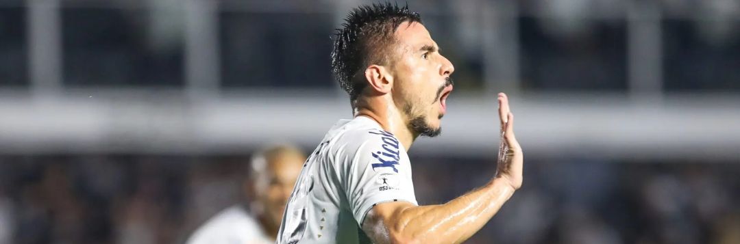 imagem da materia: Santos vence a Chapecoense e volta ao G4 da Série B