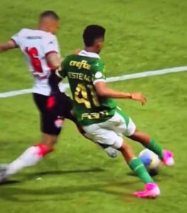 Momento em que Estêvão se lesiona